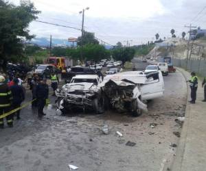Dos muertos y dos heridos deja cuádruple colisión vehícular en el Fuerzas Armadas.