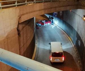 El automotor se cayó desde un nivel superior quedando en el fondo del paso a desnivel.