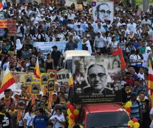 Los salvadoreños denuncian que el crimen de monseñor Romero está en la impunidad porque la justicia salvadoreña controlada por la derecha nunca lo investigó. Foto: Agencia AFP