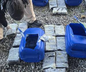 Un camión viajaba cargado de recipientes que presuntamente contenían varios galones de productos de limpieza. El cargamento pasaba desapercibido entre los tantos vehículos que transportan mercancía en la zona norte de Honduras. Sin embargo, lo que se halló en su interior dejó sorprendidos a todos.