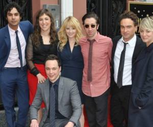The Big Bang Theory. De acuerdo con el análisis de la revista Parade, las estrellas de la serie de CBS, Kaley Cuoco, Jim Parsons y Johnny Galecki, habrían ganado una pequeña fracción de su salario si estos fueran los años sesenta. Actualmente cada uno de ellos recibe 900 mil dólares por episodio.