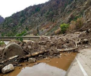Imagen proporcionada por el Departamento de Transporte de Colorado de barro y escombros en la carretera federal 6, el domingo 1 de agosto de 2021 al oeste de Silver Plume, Colorado. (Departamento de Transporte de Colorado vía AP).