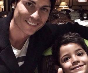 Cristiano Ronaldo junto a su hijo Cristiano Jr.