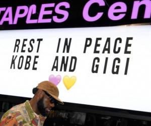 Los Angeles Lakers llega para el juego contra los Portland Trail Blazers cuando pasa una señal para honrar a Kobe y Gigi Bryant. Foto: Agencia AFP.