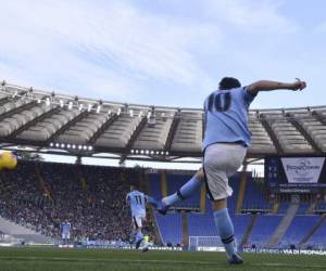 Luis Alberto de la Lazio patea el balón al cobrar un tiro de esquina durante el partido contra Bologna por la Serie A italiana, el sábado 29 de febrero de 2020. Foto: Agencia AP.