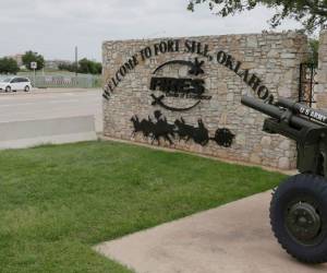 Fotografía del 17 de junio del 2014 de uno de los ingresos al Fort Sill de Oklahoma, donde serían alojados migrantes menores de edad. (AP Foto/Sue Ogrocki, Archivo)