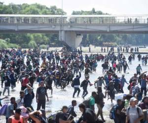 Cientos de centroamericanos de una nueva caravana intentaron ingresar a México por la fuerza cruzando el río que separa el país de Guatemala, lo que provocó que la Guardia Nacional dispare gases lacrimógenos. Foto: AFP.