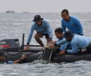 En el mar también se encontraron restos del avión que se estrelló minutos después de despegar. Foto: AFP