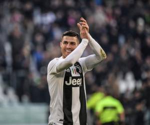 El atacante argentino Paulo Dybala puso un centro largo desde atrás para Ronaldo, que controló magníficamente la pelota y, desde dentro del área, marcó el primer gol de los locales a los dos minutos. Foto: AFP
