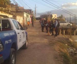 La escena del crimen fue acordonada por efectivos de la Policía Nacional y Policía Militar que llegaron hasta el lugar de los hechos.