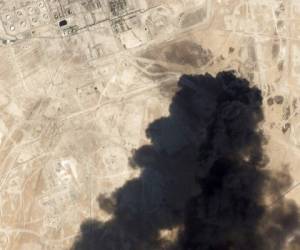 Imágenes satelitales obtenidas por AP parecen mostrar daños en el centro de la instalación petrolera saudí atacada. Foto: AP.
