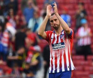 Atletico Madrid's Uruguayan defender Diego Godin acknowledges fans at the end of the Spanish League football match between Atletico Madrid and Real Valladolid at the Wanda Metropolitan stadium in Madrid on April 27, 2019. (Photo by GABRIEL BOUYS / AFP)