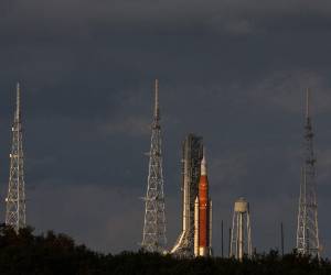 Cincuenta años después de la última<b> misión Apolo</b>, este vuelo de prueba no tripulado, que sobrevolará la Luna sin aterrizar en su superficie.