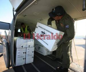 Este jueves cuatro furgones salieron a varios departamentos del país. Los traslados se han hecho vía terrestre y aérea. (Foto: Efraín Salgado / EL HERALDO)