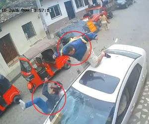 Un video grabado por una cámara de seguridad capturó el momento en el que un vehículo tipo turismo impactó a dos motociclistas que transitaban en las inmediaciones del Mercado Central de Gracias, Lempira.