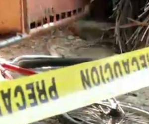 El cuerpo de la víctima quedó tirado frente al taller. Al costado se observaba una bicicleta.