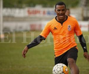 Rony Martínez es una de las figuras del equipo Aceitero. El goleador incluso ha sido llamado a la Selección. Fotos: Javier Rosales.