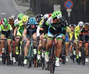 André Acevedo Mayorga en una carrera en Italia liderando al equipo Corbettese en el pelotón.