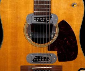 La guitarra se vende con su estuche, personalizado por Cobain, así como tres etiquetas de consigna como equipaje. Foto: AFP.