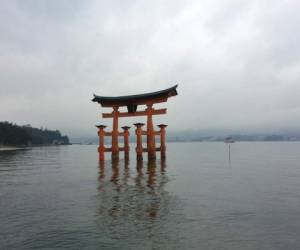 Después del pórtico flotante aparece el santuario Itsukushima, un sitio sagrado inspirado en la doctrina de Buda, la segunda religión más profesada de Japón.