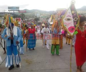 Cuadros garífunas y de bandas colegiales se sumaron al desfile previo al Carnaval de Tegucigalpa.
