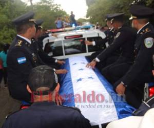En una patrulla fue llevado el cuerpo del policía hacia el cementerio donde fue sepultado.