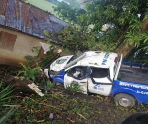 Así quedó la unidad policial al accidentarse en un sector de Santa Cruz de Yojoa.