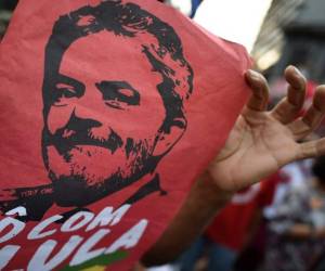 Miles de manifestantes congregados frente al Sindicato de Metalúrgicos de Sao Bernardo do Campos (afueras de Sao Paulo), saludan a Lula donde permanece desde la noche del jueves, cuando fue emitida la orden de arresto. (Foto: AFP)