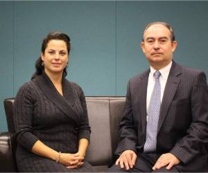 La hondureña Natalia Olson, directora regional de la Administración de Pequeños Negocios de EE UU, y el embajador de Honduras, Jorge Milla Reyes.