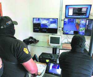 Los agentes revisan los videos de la prisión buscando evidencias.