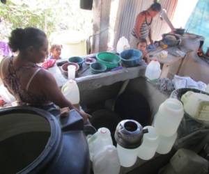 Los pobladores de Villa Santa reciben agua dos horas cada cuatro días a la semana.