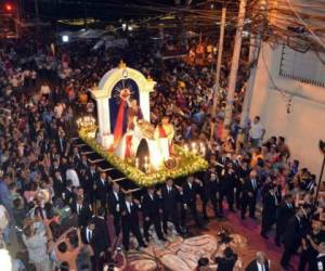 Los integrantes de la Sociedad de Caballeros del Santo Entierro con varios meses de anticipación preparan el anda procesional.