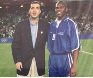 Pedro Atala recordó la vez que la Selección de Honduras puso de rodillas a los Canguros en los Juegos Olímpicos de Sídney 2000, junto a una fotografía con David Suazo.
