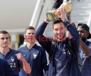 Jugadores de Francia celebran la segunda copa del Mundo. Foto: AFP