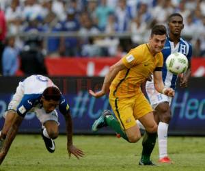 Tomi Juric, delantero australiano dejando la marca de los defensas de Honduras. Foto: Agencia AP - El Heraldo.