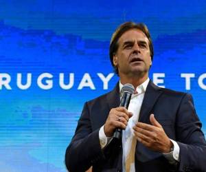 El candidato presidencial del Partido Nacional uruguayo, Luis Lacalle, se dirige a sus seguidores, junto a los candidatos de la coalición, tras los resultados de la segunda vuelta de las elecciones. Foto AFP