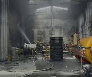 Llamas lograron ser controladas a tiempo pero el fuego consumió al menos el 25 porciento de la bodega.