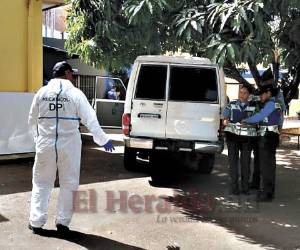 Agentes de la Dirección Policial de Investigaciones (DPI) levantaron evidencias en el lugar del crimen.