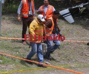 Empleados de Aeronaútica civil trasladan la Caja Negra de la avioneta que se estrelló en Camosa este martes. Foto: David Romero/EL HERALDO.