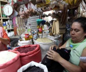 El acceso a los productos de la canasta básica cada día es más limitado para la población hondureña. Foto El Heraldo