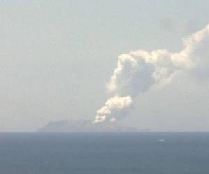 El volcán Whakaari (isla White) entró en erupción en Nueva Zelanda.