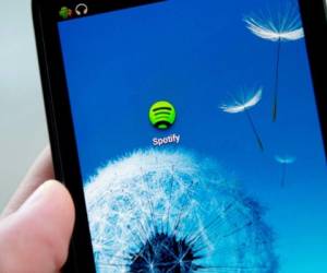 Spotify también pagaría por las escuchas de las canciones, algo que según los documentos presentados 'fácilmente sumaría decenas de millones de dólares en futuras regalías'. Foto: AFP