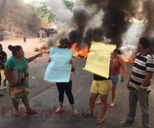 Con carteles en mano, decenas de manifestantes exigieron que se les brinde una solución. (Fotos: Astrid Zambrano / EL HERALDO)