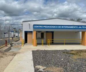 Los familiares muy consternados reclamaron en Medicina Forense el cadáver de Moisés Daniel Cerrato Lazo, de 13 años.