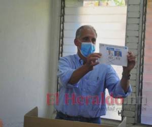 Momento en que el alcalde Nasry Asfura muestra por quién votó este domingo. Foto: Marvin Salgado | EL HERALDO.