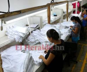 Mujeres trabajan en una maquila ubicada en la zona norte de Honduras.