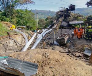 Miembros de la Defensa Civil y rescatistas trabajan para salvar a 14 mineros que siguen atrapados en una mina de carbón en el municipio colombiano de Zulia, departamento de Norte de Santander, en la frontera con Venezuela, el 1 de junio de 2022.