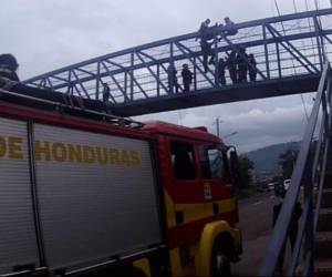 Así fue el momento en que los oficiales lograron hacer descender al hombre que intentaba lanzarse desde el puente de varios metros de altura.