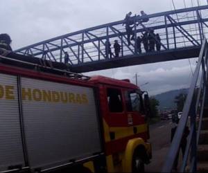 Así fue el momento en que los oficiales lograron hacer descender al hombre que intentaba lanzarse desde el puente de varios metros de altura.