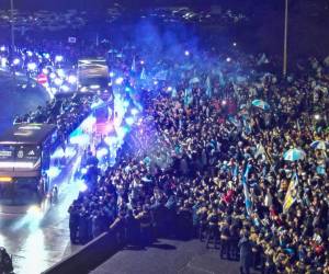 Parte de los jugadores de la selección argentina de fútbol y miembros del cuerpo técnico regresaron este lunes a Argentina tras la derrota por 1-0 ante España en la final del Mundial 2026 disputada este domingo en Estados Unidos.
